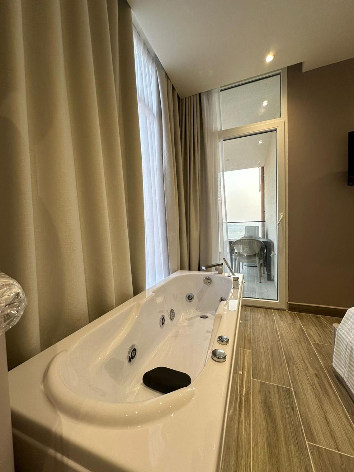 Oni Rooms Saranda Bagian luar foto